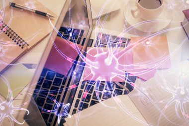 Masaüstü arkaplanındaki bilgisayarın üzerinde nöron hologramı çizimleri. Üst Manzara. Çoklu maruz kalma. Eğitim kavramı.