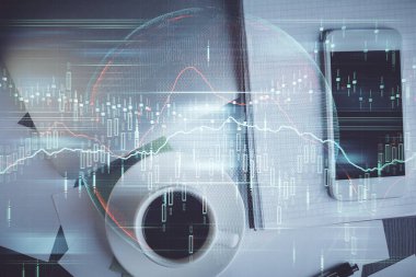 Forx grafik hologramının telefonlu masaüstü üzerinde çoklu pozlandırılması. Üst Manzara. Mobil ticaret platformu kavramı.