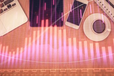 Masaüstü üzerinde telefonlu iki kat mali şema hologramı. Üst Manzara. Mobil ticaret platformu kavramı.