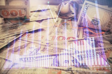 Forx grafiğinin çok sayıda görüntüsü bize dolar banknotları arka planında görünüyor. Finansal başarı piyasası kavramı.