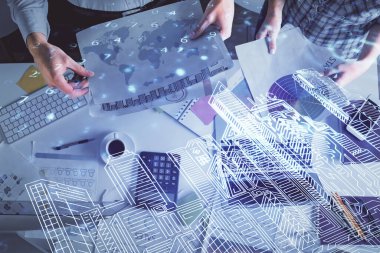 Kadın ve erkeğin birlikte çalıştığı ve binaların hologram çizimlerinin çifte pozlanması. Bilgisayar arkaplanı. Üst Manzara. Akıllı şehir konsepti.