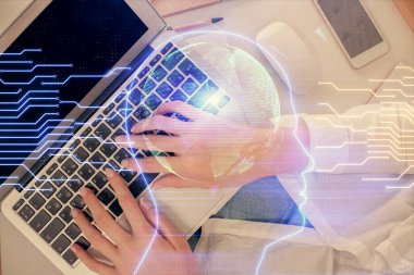 Bilgisayar ve insan beyin hologramı çizimleri üzerinde çalışan bir kadının çifte pozu. Üst Manzara. Ai kavramı.