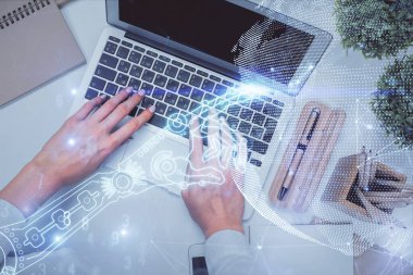 Bilgisayar ve teknoloji temalı hologram çizimlerinde çalışan kadın elleri çift pozlama. Üst Manzara. Teknoloji konsepti.
