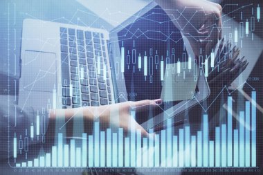 İşkadını ellerinin bilgisayar ve finansal grafik hologramı çizimlerinde çifte pozlama. Borsa analizi kavramı.