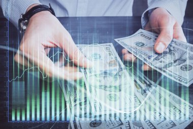 Finansal grafiğe çoklu pozlama hologram, Amerikan dolarları ve insan eli. Analiz kavramı.