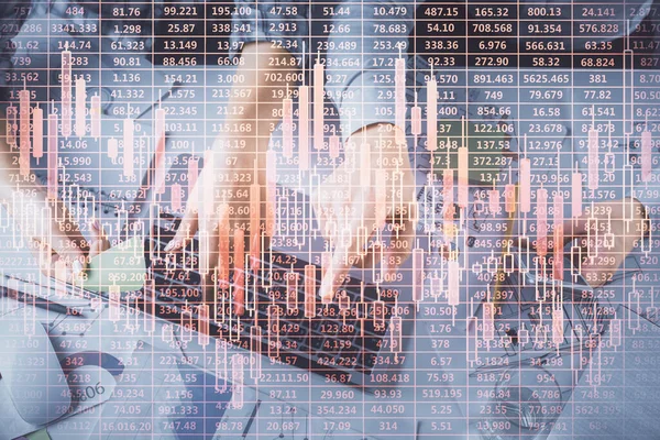 一緒に働く男女の二重露出と外国為替グラフホログラム図面 金融分析の概念 コンピュータの背景 トップ表示 — ストック写真