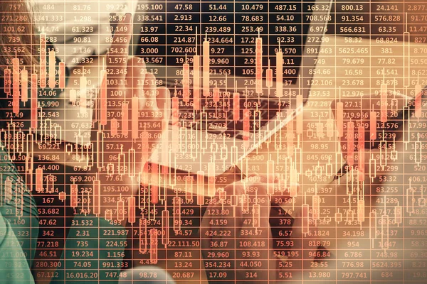 男性と女性の二重暴露一緒に働くと外国為替チャートホログラム ビジネスコンセプト コンピュータの背景 — ストック写真