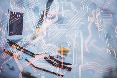 Bilgisayar, teknoloji temalı hologramla birlikte ofiste. Çifte maruziyet. Teknoloji kavramı.