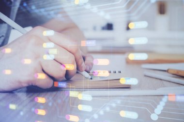 Teknoloji temalı çift pozlama ikonları olan insan elleri. Büyük veri kavramı.