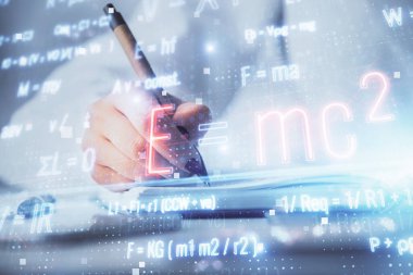 Fen formülü hologramı, arka plan notları alan kadınların elleri üzerinde. Öğrenim anlayışı. Çoklu pozlama