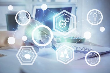 Sosyal ağ temalı hologram, arka plan yazan kadınların elleri üzerinde. Uluslararası insanlar birbirine bağlanır. Çift pozlama