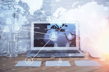 Sosyal ağ hologramıyla birlikte bilgisayar masaüstünde. Çifte maruziyet. Uluslararası insan ilişkileri kavramı.