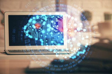 Bilgisayar ve insan beyninin hologram çizdiği çalışma alanının iki katına çıkarılması. Beyin fırtınası konsepti.