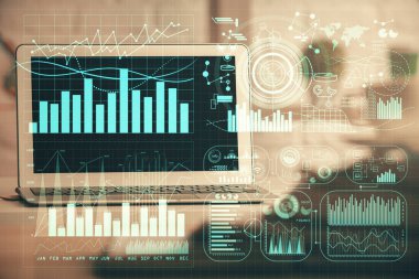 Forx grafiği ve bilgisayarla çalışma alanı çoklu pozlama. Uluslararası çevrimiçi ticaret kavramı.