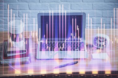 Forx grafiği ve bilgisayarla çalışma alanı çoklu pozlama. Uluslararası çevrimiçi ticaret kavramı.