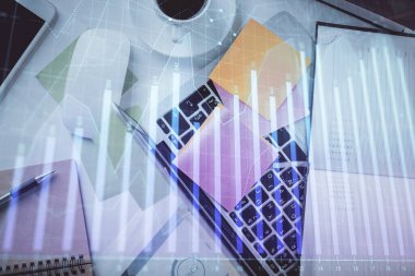 Bilgisayarla birlikte çok sayıda finansal şema çizimi. Araştırma ve analiz kavramı. Üst görünüm.