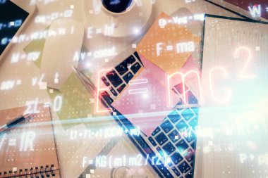 Masaüstü arka planında formül çizimleri olan fizik ve matematik temalı hologram. Üst Manzara. Çoklu maruz kalma. Eğitim kavramı.