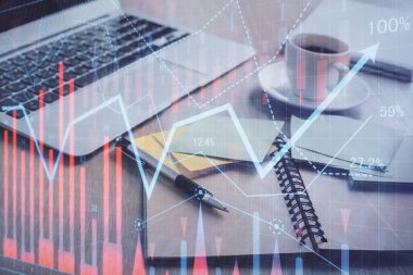 Önx grafik çizimi ve masaüstü ile kahve ve masa arkasındaki öğelerin çoklu pozlandırılması. Finansal piyasa ticareti kavramı