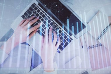 Bilgisayar ve ön grafik hologram çizimi üzerinde çalışan kadın elleri çift pozlama. Üst Manzara. Mali analiz kavramı.