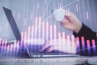 İş kadınlarının bilgisayar ve ön grafik hologram çizimlerini yazarken çift pozlama. Mali analiz kavramı.