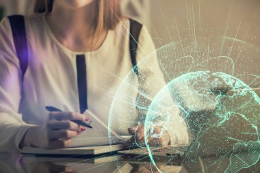 Kadın elinin bilgisayar ve sosyal ağ temalı hologram çizimlerinde çifte pozlama. Halk medyası kavramı.