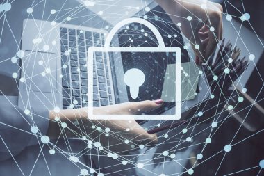 Bilgisayarda çalışan ve hologram çizimlerini kilitleyen kadın elleri çift pozlama. Güvenlik kavramı.