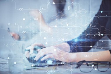 Bilgisayar ve veri temalı hologram çizimleri üzerinde çalışan kadın ellerine çok fazla maruz kalma. Teknoloji kavramı.