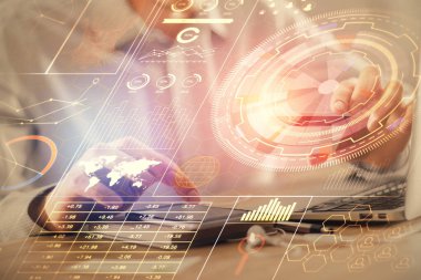 Elinde kredi kartı ve veri teması çizimi olan bir adamın ellerine iki kez maruz kalmış. E-ticaret ve teknoloji kavramı.