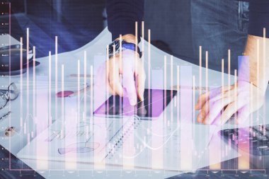 Bir adamın elini tutarken ve dijital bir cihaz ve ön grafik çizimi kullanırken çift pozlama. Finansal piyasa kavramı.