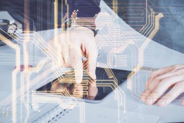 Dijital bir cihaz ve teknoloji temalı hologram çizimi kullanarak insanın elini tutarken çift pozlama. Teknoloji konsepti.