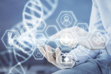 Bir adamın elini tutarken ve bir telefon ve DNA çizimi kullanırken iki kez görüntülenmiş. Tıp eğitimi kavramı.
