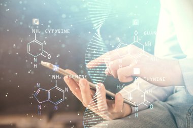 Bir adamın elini tutarken ve bir telefon ve DNA çizimi kullanırken iki kez görüntülenmiş. Tıp eğitimi kavramı.
