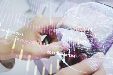 Bir adamın el ele tutuşması ve telefon ve finansal çizim kullanması. Pazar analizi kavramı.