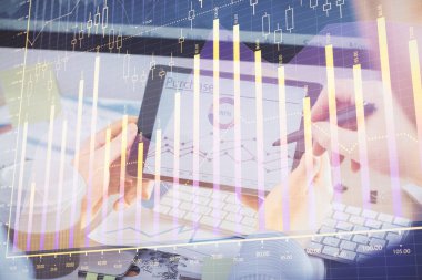 Bir adamın elini tutarken ve bir telefon ve finansal çizim kullanırken çift pozlama. Pazar analizi kavramı.