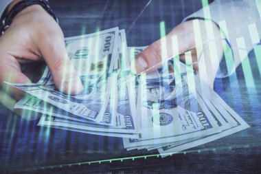 Finansal grafiğe çoklu pozlama hologram, Amerikan dolarları ve insan eli. Analiz kavramı.