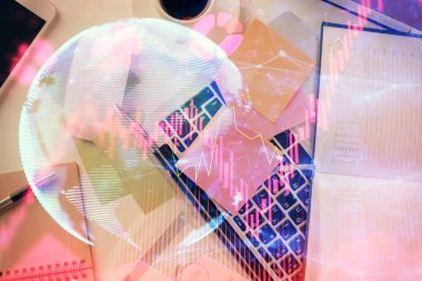 Masaüstü arkaplanındaki bilgisayarın üzerinde iş temalı hologram çizimleri. Üst Manzara. Çoklu maruz kalma. Uluslararası bağlantılar kavramı.