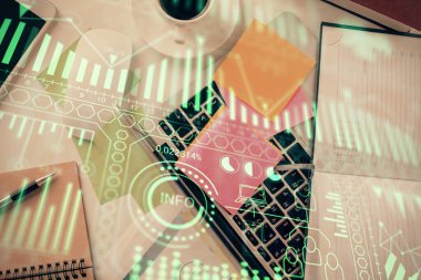 Teknoloji hologramı masaüstü arka planında bilgisayarın üzerine çiziyor. Üst Manzara. Çifte maruziyet. Teknoloji kavramı.