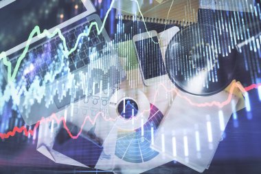 Finans piyasası grafiği ve masaüstü bilgisayarının üst görüntüsü. Çoklu maruz kalma. Yatırım kavramı.