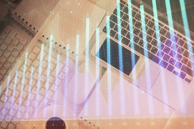 Finans piyasası grafiği ve masaüstü bilgisayarının üst görüntüsü. Çoklu maruz kalma. Yatırım kavramı.