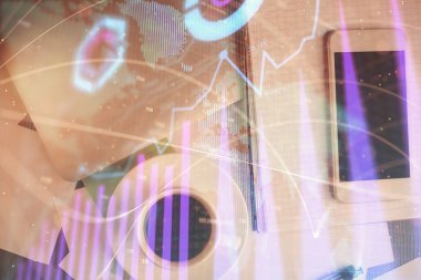 Forx grafik hologramının telefonlu masaüstü üzerinde çoklu pozlandırılması. Üst Manzara. Mobil ticaret platformu kavramı.