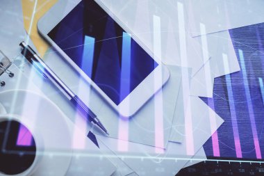 Forx grafik hologramının telefonlu masaüstü üzerinde çoklu pozlandırılması. Üst Manzara. Mobil ticaret platformu kavramı.