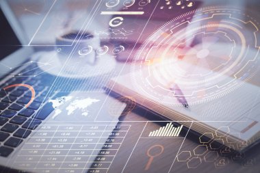 Teknoloji temalı çizimlere ve masaüstüne kahve ve masa arkasında eşyalar ile çifte pozlama. Veri araştırması kavramı.