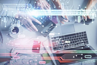 Kadın ve erkeğin birlikte çalışması ve veri temalı hologram çizimi. Bilgisayar arkaplanı. Üst Görünüm.