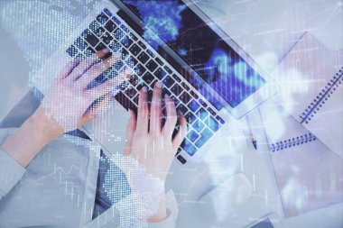 Bilgisayar ve ön grafik hologram çizimi üzerinde çalışan kadın elleri çift pozlama. Üst Manzara. Mali analiz kavramı.