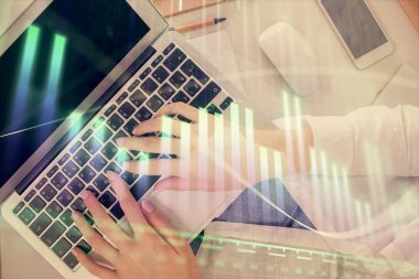 Bilgisayar ve ön x çizim hologramı üzerinde çalışan kadın elleri çift pozlama. Üst Manzara. Mali analiz kavramı.