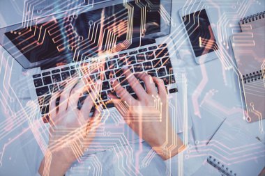 Bilgisayar ve teknoloji temalı hologram çizimlerinde çalışan kadın elleri çift pozlama. Üst Manzara. Teknoloji konsepti.