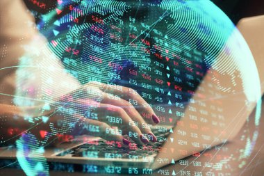 Kadın elinin bilgisayar ve iş temalı hologram çizimlerinde çok fazla pozlanması. Başarı konsepti.