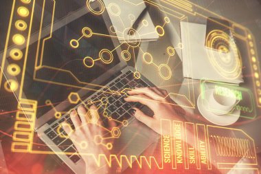 Bilgisayar ve veri temalı hologram çizimlerinde çalışan kadın elleri çift pozlama. Teknoloji kavramı.