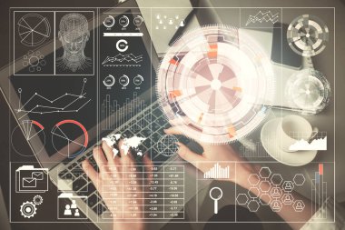 Bilgisayar ve veri temalı hologram çizimlerinde çalışan kadın elleri çift pozlama. Teknoloji kavramı.