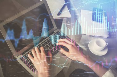 Bilgisayarda ve ön x grafik hologram çiziminde kadın eli yazarken çift pozlama. Borsa yatırım kavramı.